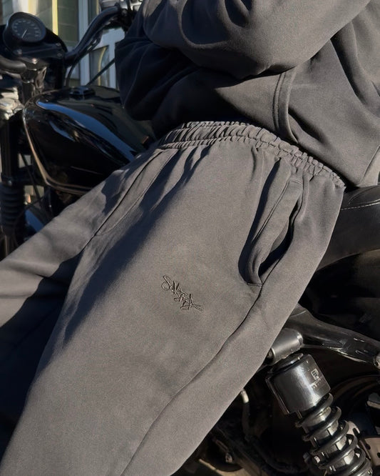 SIGNATURE OPEN LEG JOGGER WASHED BLACK